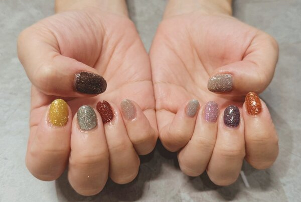 「ハンド ミドルコース」落ち着いた色味みでカラフルな秋ネイルです|Nail Salon Linda