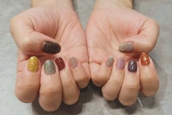 「ハンド ミドルコース」落ち着いた色味みでカラフルな秋ネイルです|Nail Salon Linda