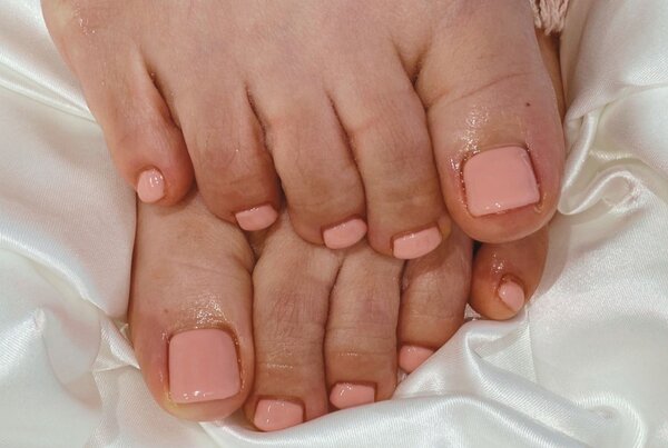 「フット ワンカラー」ピンクベージュで華美にしすぎず、お洒落を楽しめます！|Nail Salon Linda