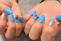 「ハンド 定額デザイン」カラーチェンジできる定額デザインは色を変えるだけで雰囲気ががらりと変わります。|Nail Salon Linda