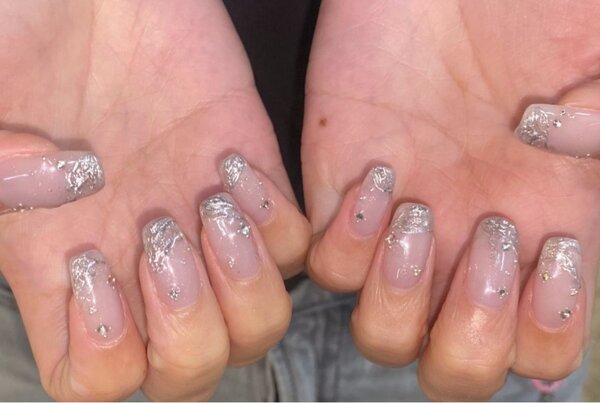 「ハンド ミドルコース」シルバーのキラキラを先端側にのせてお洒落な雰囲気に仕上がります！|Nail Salon Linda