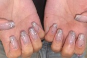 「ハンド ミドルコース」シルバーのキラキラを先端側にのせてお洒落な雰囲気に仕上がります！|Nail Salon Linda