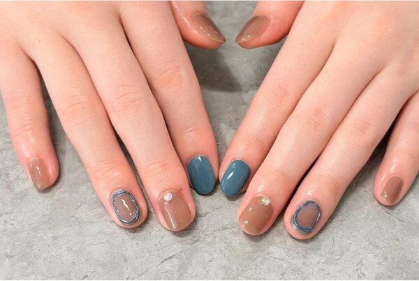 「ハンド 定額デザイン」定番人気のデザインを秋ネイルで人気のブラウン×ブルーで仕上げてみました。|Nail Salon Linda