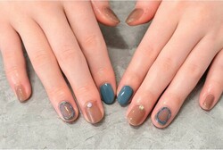 「ハンド 定額デザイン」定番人気のデザインを秋ネイルで人気のブラウン×ブルーで仕上げてみました。|Nail Salon Linda