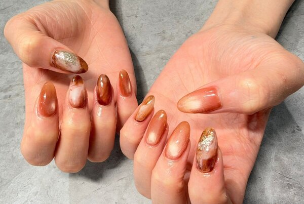 「ハンド ライトコース」ニュアンスアート×マグネット。色味をブラウンで合わせた秋ネイルです。|Nail Salon Linda