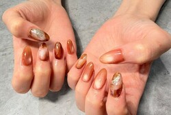 「ハンド ライトコース」ニュアンスアート×マグネット。色味をブラウンで合わせた秋ネイルです。|Nail Salon Linda