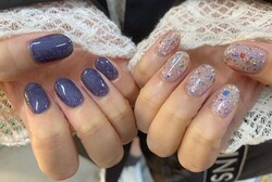 「ハンドlフラッシュネイル」ネイビーとシルバーを混ぜてフラッシュに、もう片方は大粒のラメで質感の違うきらきらネイルです！|Nail Salon Linda