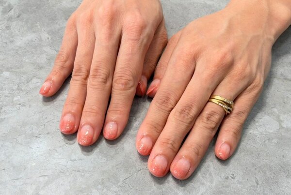 「ハンド グラデーション」落ち着いたオレンジにゴールドラメが秋ぽい仕上がりに。|Nail Salon Linda