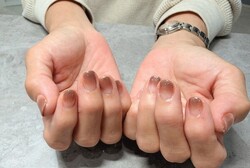 「ハンド グラデーション」秋を意識した落ち着いたカラーが秋冬にぴったりです！|Nail Salon Linda