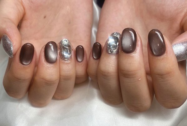 「ハンド ライトコース」黒のマグネットに、ポイントとなるパーツで宝石のように輝いて見えます♪|Nail Salon Linda