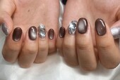 「ハンド ライトコース」黒のマグネットに、ポイントとなるパーツで宝石のように輝いて見えます♪|Nail Salon Linda