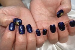 「ハンド 定額デザイン」ネイビーのラメに星を乗せた夜空のようなデザインです！|Nail Salon Linda