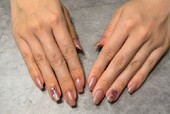 「ハンド 定額デザイン」ナチュラルで肌馴染みの良いラメカラーにハートのホロが可愛いデザインです。|Nail Salon Linda