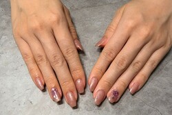 「ハンド 定額デザイン」ナチュラルで肌馴染みの良いラメカラーにハートのホロが可愛いデザインです。