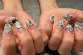 「ハンド ミドルコース」シルバーラメにキラキラストーンを敷き詰めました キラキラネイルがお好きな方是非|Nail Salon Linda