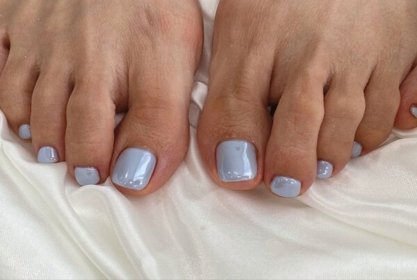 「フット ミラーネイル」鮮やかな青にミラーを足してツヤツヤ感アップです♪|Nail Salon Linda