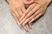 「ハンド ワンカラー」チップ長さ出し。 大人っぽくナチュラルなカラーがかわいいロング×ワンカラーです！|Nail Salon Linda