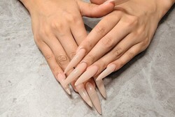 「ハンド ワンカラー」チップ長さ出し。 大人っぽくナチュラルなカラーがかわいいロング×ワンカラーです！|Nail Salon Linda