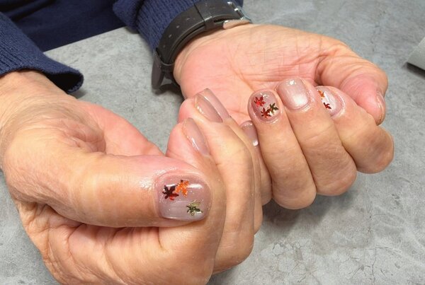 「ハンド マグネット・ワンカラー」マグネットにデザインをプラスして秋らしさを入れてみました|Nail Salon Linda