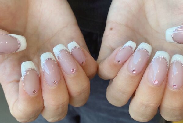 「ハンド ミドルコース」フレンチの境目にラメラインを入れることでくっきりして目立ちます！|Nail Salon Linda