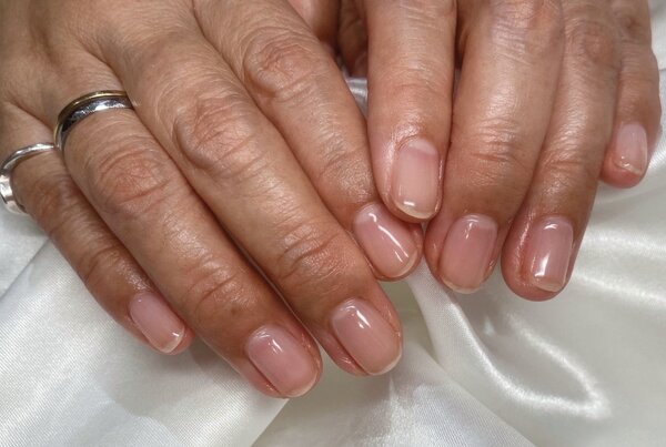 「ハンド 定額デザイン」肌馴染みの良いほんのりブラウンカラーで秋におすすめです！|Nail Salon Linda