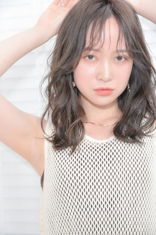 透明感アッシュグレージュ×柔らか揺れウェーブミディ|Hair Make TOP SHAPE