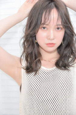 透明感アッシュグレージュ×柔らか揺れウェーブミディ|Hair Make TOP SHAPE