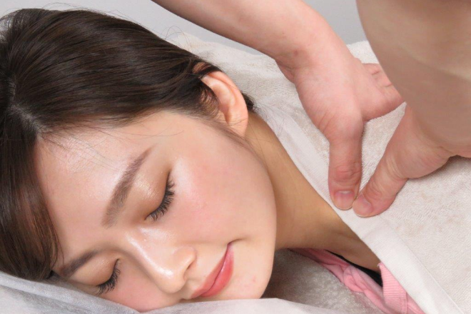 【小顔矯正 骨盤矯正 美姿勢矯正】GINZA 美容整体サロン Happiness | 日本橋のリラクゼーション