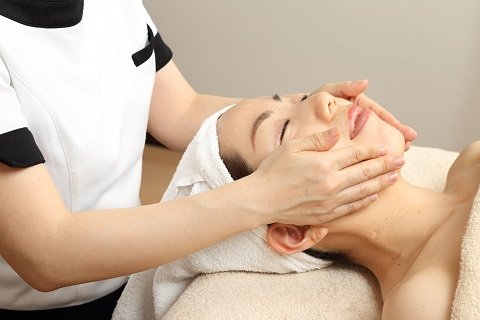 アロマテラピーサロン魔法の手 | 佐世保のエステサロン