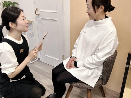 眉毛×肌ツヤ | スマイルサロンのエステティシャン