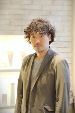 鈴木敦士 | satila hairの店長／サロンディレクター