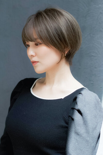 [アイキャッチ]丸みのあるシルエットで 女性らしさを引き出す大人ショート