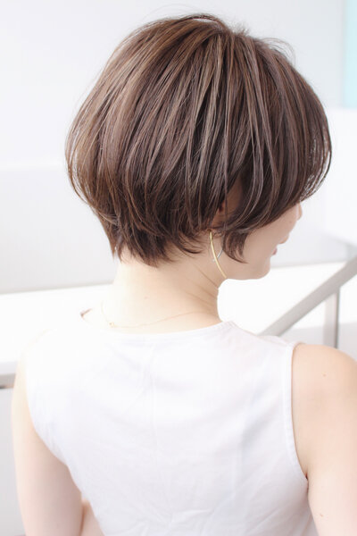 [アイキャッチ]丸い襟足とくびれで女性らしさを引き出すショートボブ