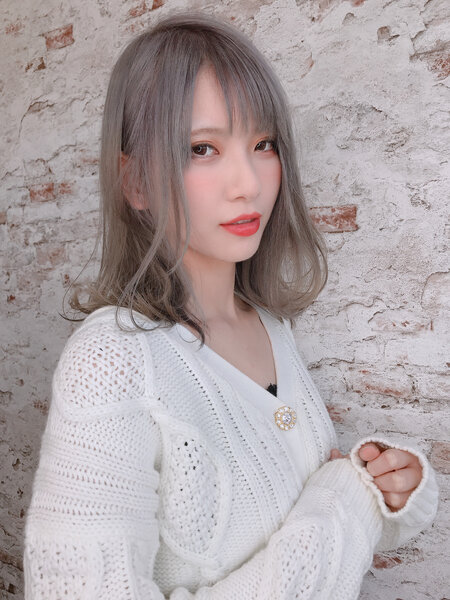 [アイキャッチ]透明感グレージュ大人外ハネミディスタイル