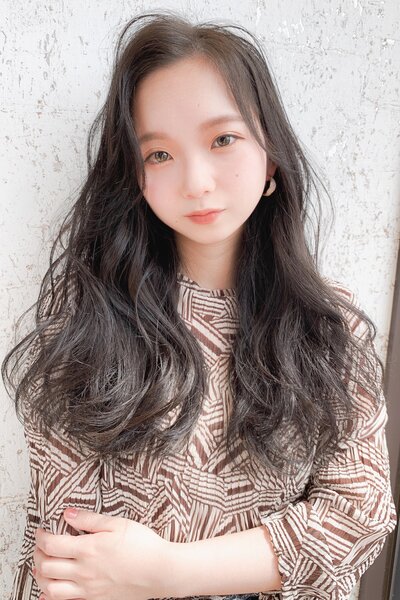 [アイキャッチ]透明感暗髪×韓国風ロングで上品な美髪スタイルへ