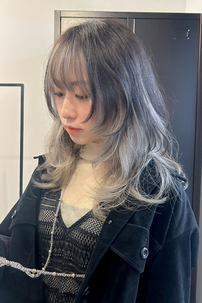 [アイキャッチ]透明感グレージュ×ミディアムレイヤーで立体感のある垢抜けヘア