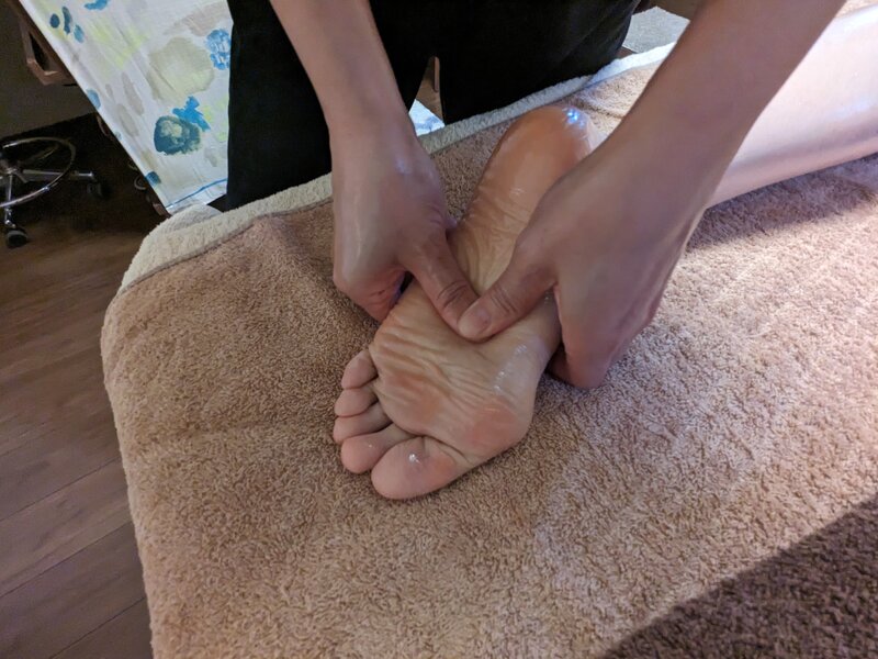 [アイキャッチ]全身オイルマッサージの足ツボマッサージ