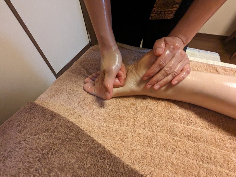 [アイキャッチ]うつ伏せ時の足ツボマッサージ