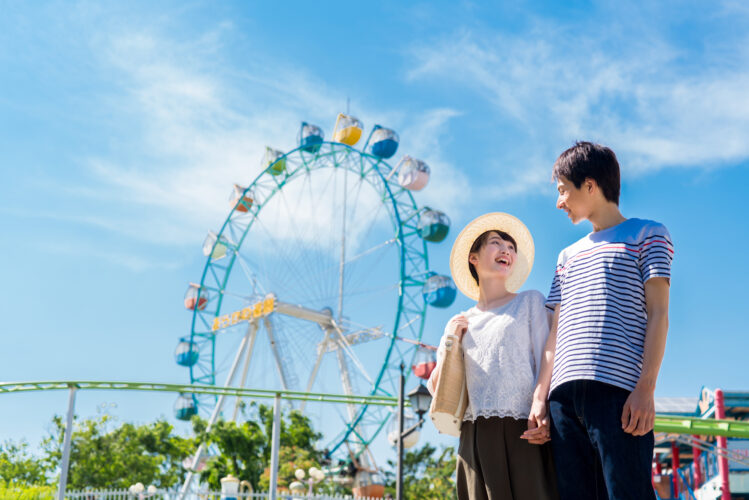 遊園地に来たカップル