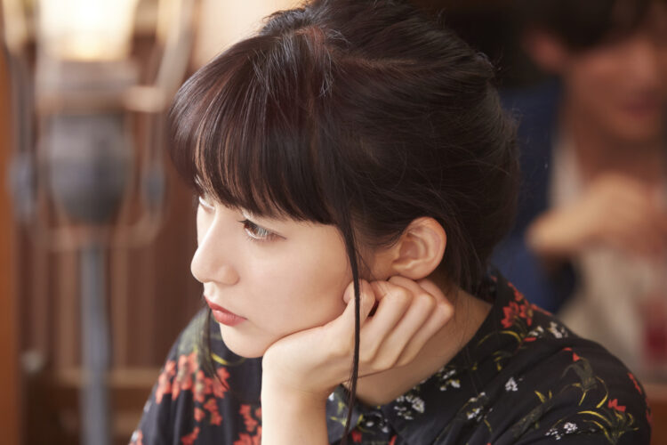 何かを考えている女性